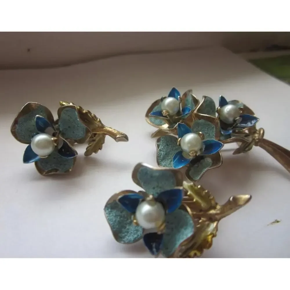 Vintage 1950s Enamel Flower Bouquet Brooch Pin & EARRINGS Blue Pearl‎ Gold Tone